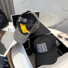 Бейсболка FENDI из серии Old Flower. Классическая модель FF, элег