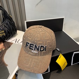 Бейсболка FENDI из серии Old Flower. Классическая модель FF, элег