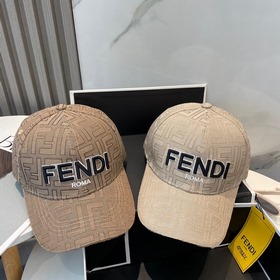 Бейсболка FENDI из серии Old Flower. Классическая модель FF, элег
