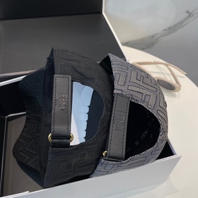 Бейсболка FENDI из серии Old Flower. Классическая модель FF, элег