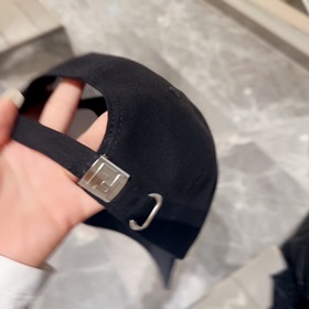 Бейсболка Fendi FF [Преимущества по сравнению с другими бейсболка