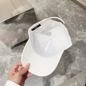 Бейсболка Fendi FF [Преимущества по сравнению с другими бейсболка