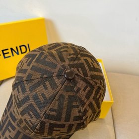 Бейсболка FENDI из серии Old Flower. Классическая модель FF, элег