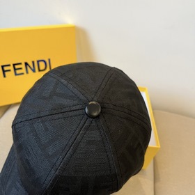 Бейсболка FENDI из серии Old Flower. Классическая модель FF, элег