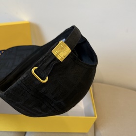 Бейсболка FENDI из серии Old Flower. Классическая модель FF, элег