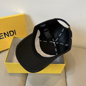 Бейсболка FENDI из серии Old Flower. Классическая модель FF, элег