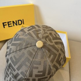 Бейсболка FENDI из серии Old Flower. Классическая модель FF, элег