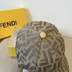 Бейсболка FENDI из серии Old Flower. Классическая модель FF, элег