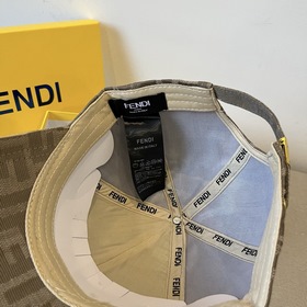 Бейсболка FENDI из серии Old Flower. Классическая модель FF, элег
