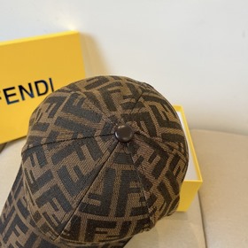 Бейсболка FENDI из серии Old Flower. Классическая модель FF, элег
