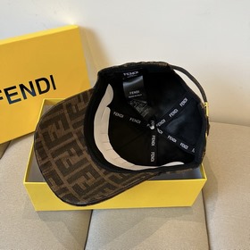 Бейсболка FENDI из серии Old Flower. Классическая модель FF, элег
