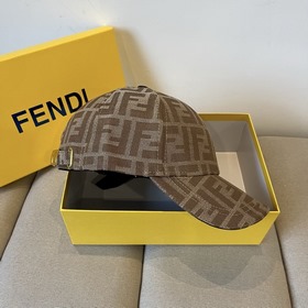 Бейсболка FENDI из серии Old Flower. Классическая модель FF, элег