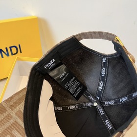 Бейсболка FENDI из серии Old Flower. Классическая модель FF, элег