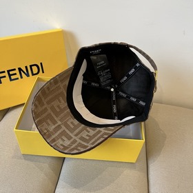 Бейсболка FENDI из серии Old Flower. Классическая модель FF, элег
