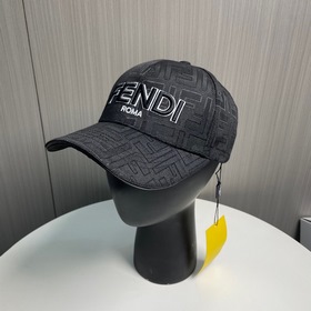 Бейсболка FENDI из серии Old Flower. Классическая модель FF, элег