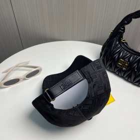 Бейсболка FENDI из серии Old Flower. Классическая модель FF, элег