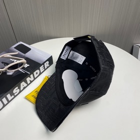 Бейсболка FENDI из серии Old Flower. Классическая модель FF, элег