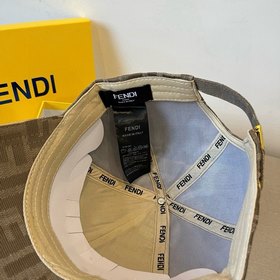 Бейсболка FENDI из серии Old Flower. Классическая модель FF, элег