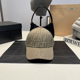 Бейсболка FENDI из серии Old Flower. Классическая модель FF, элег