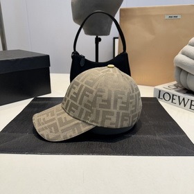 Бейсболка FENDI из серии Old Flower. Классическая модель FF, элег
