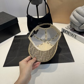 Бейсболка FENDI из серии Old Flower. Классическая модель FF, элег