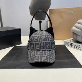 Бейсболка FENDI из серии Old Flower. Классическая модель FF, элег