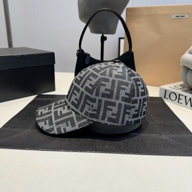 Бейсболка FENDI из серии Old Flower. Классическая модель FF, элег