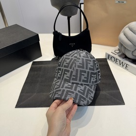 Бейсболка FENDI из серии Old Flower. Классическая модель FF, элег