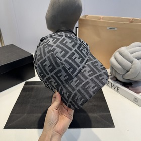 Бейсболка FENDI из серии Old Flower. Классическая модель FF, элег