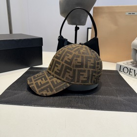 Бейсболка FENDI из серии Old Flower. Классическая модель FF, элег
