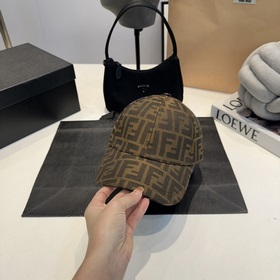 Бейсболка FENDI из серии Old Flower. Классическая модель FF, элег
