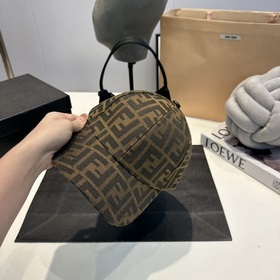 Бейсболка FENDI из серии Old Flower. Классическая модель FF, элег
