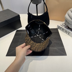 Бейсболка FENDI из серии Old Flower. Классическая модель FF, элег
