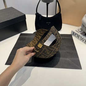 Бейсболка FENDI из серии Old Flower. Классическая модель FF, элег