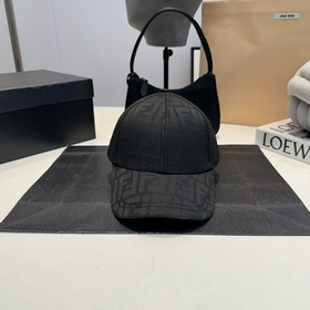 Бейсболка FENDI из серии Old Flower. Классическая модель FF, элег