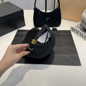Бейсболка FENDI из серии Old Flower. Классическая модель FF, элег