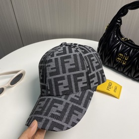Бейсболка FENDI из серии Old Flower. Классическая модель FF, элег