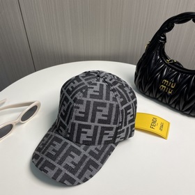 Бейсболка FENDI из серии Old Flower. Классическая модель FF, элег