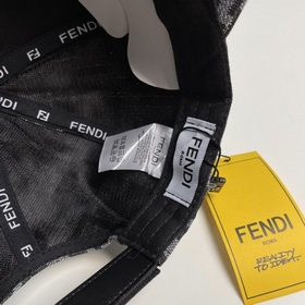 Бейсболка FENDI из серии Old Flower. Классическая модель FF, элег