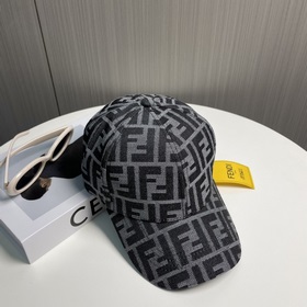 Бейсболка FENDI из серии Old Flower. Классическая модель FF, элег