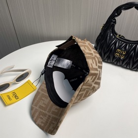 Бейсболка FENDI из серии Old Flower. Классическая модель FF, элег
