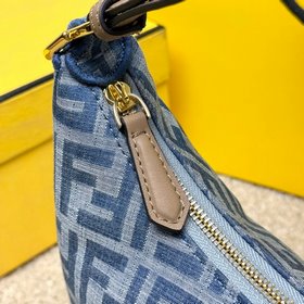 Сумка Fendigraphy Small Crescent. Современный дизайн с яркими дет