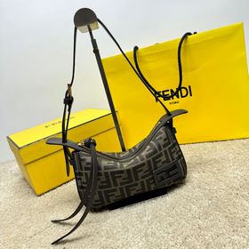 Маленькая сумка Simply FENDI, представленная на показе осенне-зим