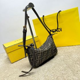 Маленькая сумка Simply FENDI, представленная на показе осенне-зим