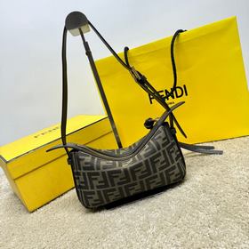 Маленькая сумка Simply FENDI, представленная на показе осенне-зим