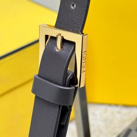 Маленькая сумка Simply FENDI, представленная на показе осенне-зим