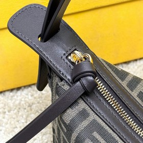 Маленькая сумка Simply FENDI, представленная на показе осенне-зим