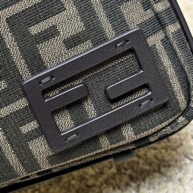 Маленькая сумка Simply FENDI, представленная на показе осенне-зим