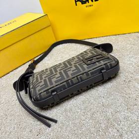 Маленькая сумка Simply FENDI, представленная на показе осенне-зим