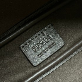 Маленькая сумка Simply FENDI, представленная на показе осенне-зим